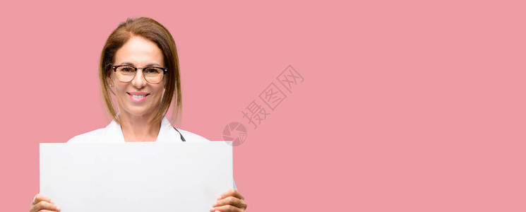 女医生手持空白广告横幅的医疗专业人员广告报价或公告的好海报图片