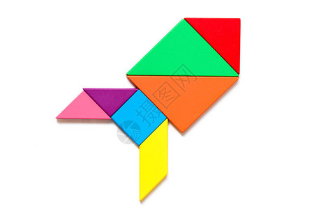 彩色木七巧板在箭或形状上的白色背景拼图图片