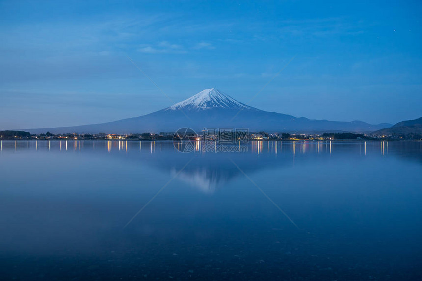 富士山和河口湖在清早图片