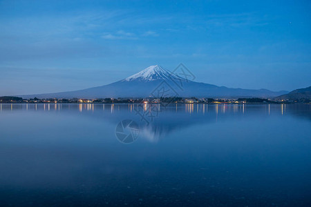 富士山和河口湖在清早图片