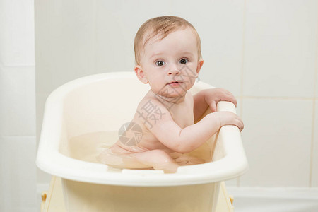 讲文明讲卫生在浴室里洗澡的可爱的小孩的肖像背景