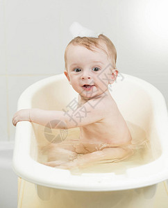 浴缸中洗头肥皂泡沫可爱的幼儿男孩肖像图片