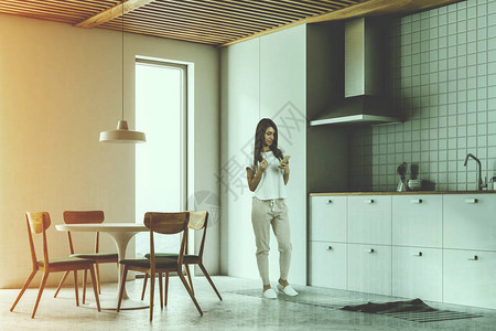 女人在一个白色厨房里图片
