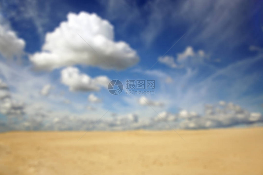 模糊的地貌沙土背景下的云图片