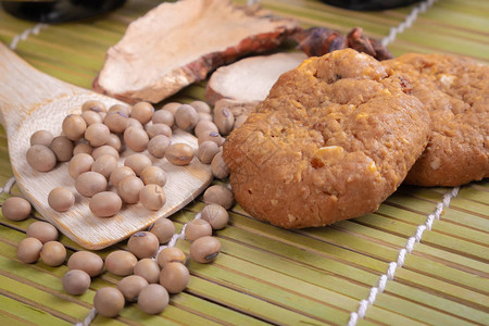 食粮概念风格早餐饼干croissant谷物和竹皮上图片