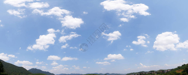 晴空下的山蓝天白云飘图片