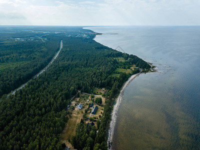 无人机图像波罗的海沿岸有岩石和森林的鸟瞰图靠近水的陆地和公路拉脱维亚图片