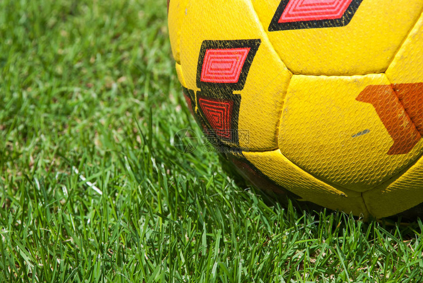 地上的足球在草地上图片