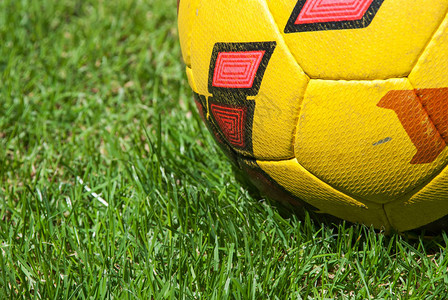 地上的足球在草地上图片