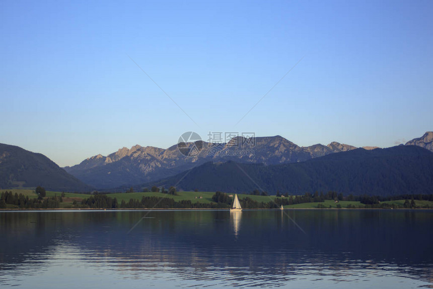 德国福尔根塞山脉和湖泊的风景图片
