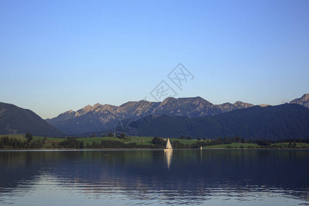 德国福尔根塞山脉和湖泊的风景图片