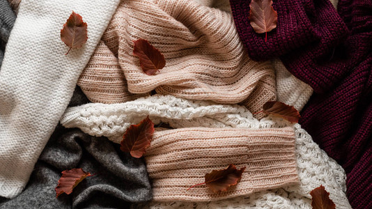 有保暖毛衣的一堆针织服装有秋叶温馨针织品空间秋冬概念复制空间图片