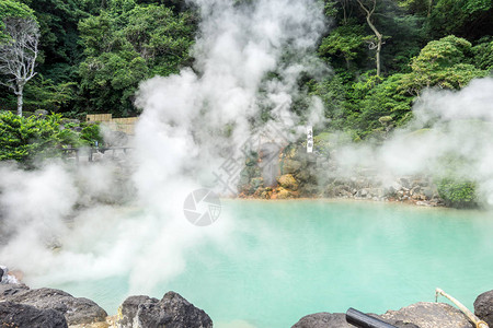 北寄贝乌米吉戈库或海被带到贝普蒸汽温泉间歇喷泉从钴水中蒸出来摄于日本北浦背景