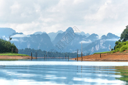 翡翠湖森林和山的风景图片