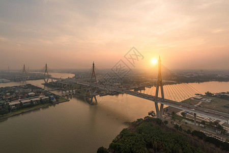 普密蓬大桥也被称为工业环路桥图片