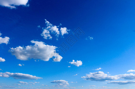 与云彩的蓝天背景与云彩的蓝天全景德图片