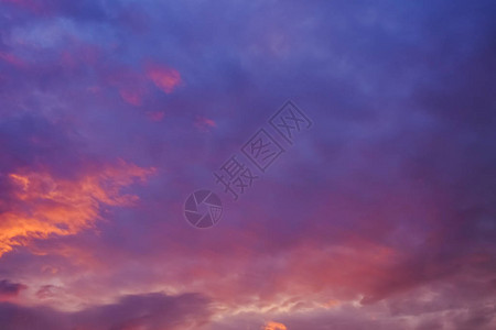 戏剧日落天空是紫色和橙色图片