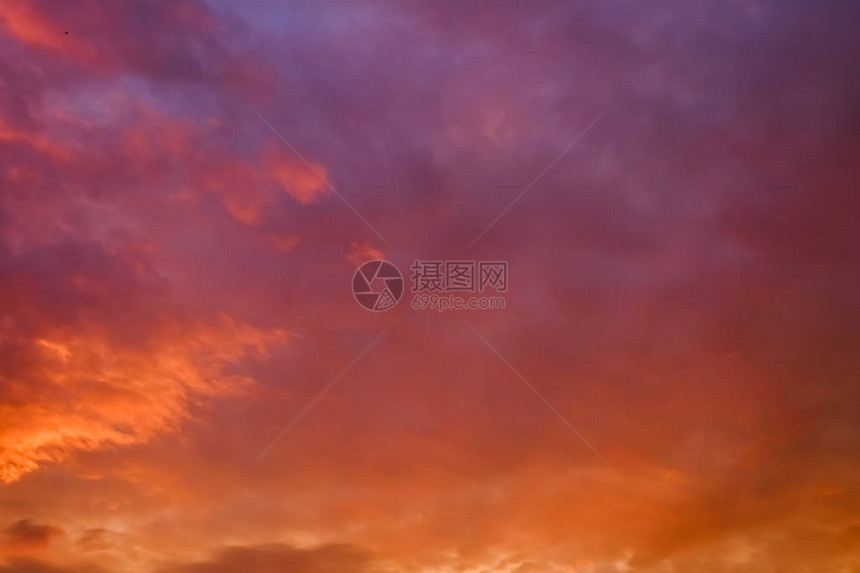 戏剧日落天空是紫色和橙色图片