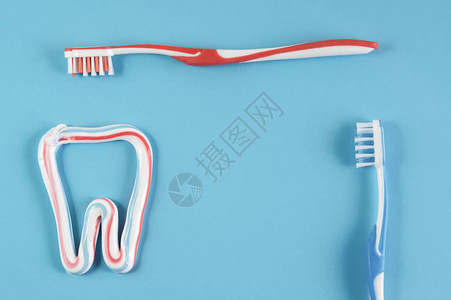 牙刷和五颜六色的牙膏在蓝色图片