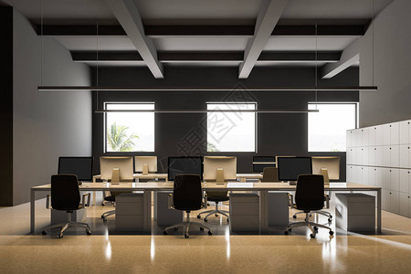 工业风格办公室内有灰墙白光的白色地板和一排计算机桌子图片