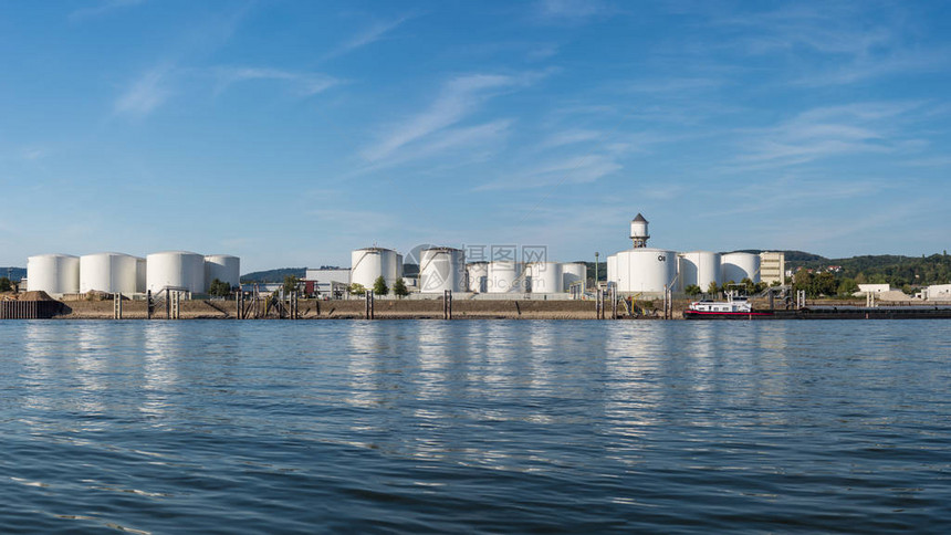 储存仓石油和汽油油库在德国西部的河岸上在一个美丽的蓝天与云高分辨率全景可见油轮驳船图片