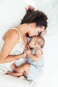 美丽的母亲母乳喂养她可爱的小宝贝图片