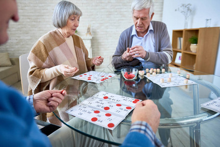 老年人辅助生活家庭聚会在客厅桌上玩乐透在桌上图片