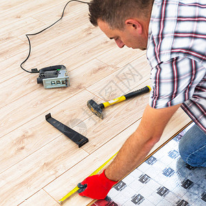 安装新木地板的杂工图片