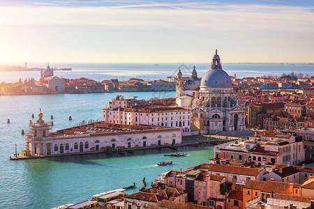 京杭运河鸟瞰的大运河和大教堂圣玛丽亚德拉致敬威尼斯意大利威尼斯是欧洲最受欢迎的旅游胜地威尼斯意大利背景
