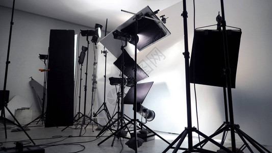 照明设置在演播室为商业工作例如相片影片或录影影片生产使用许多Led光超过1000瓦特与大柔光箱斯努特反射器伞和三脚架背景图片