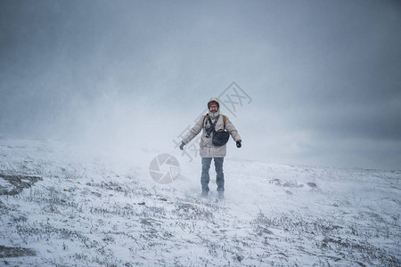 在暴风雪或冰暴中颤抖的人冬日场景走在山图片