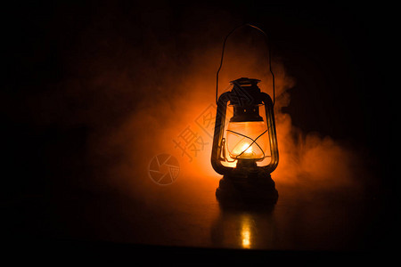 阴森恐怖油灯照亮黑暗或燃烧煤油灯背景概念照明背景