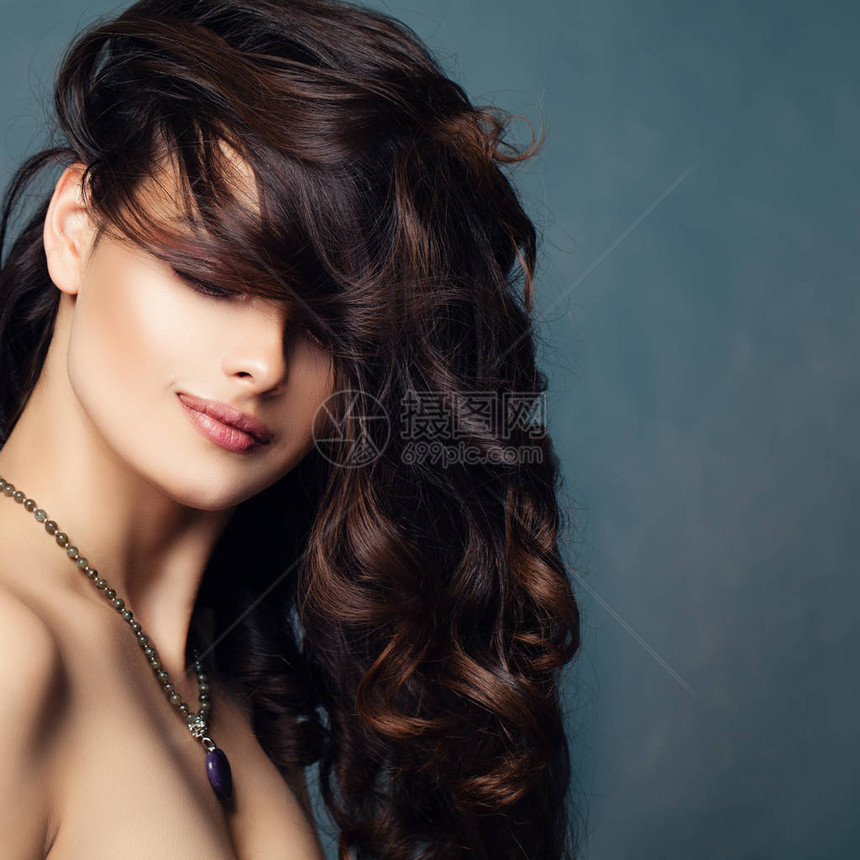 烫头发的黑发女郎华丽的女人与卷曲的发型图片