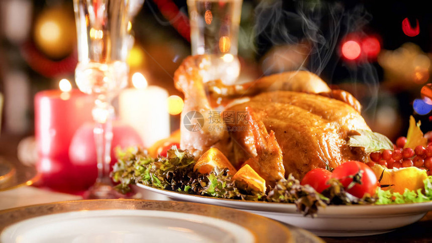 新鲜烤鸡蒸气的特写图像家庭圣诞晚餐图片