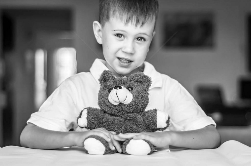 有玩具泰迪熊的白人小孩童年快乐的概念黑白形图片