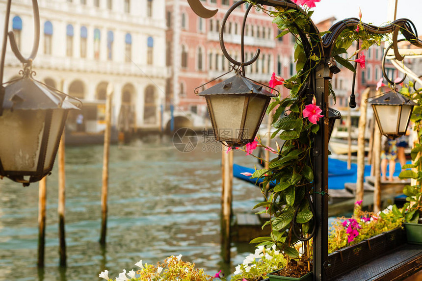 在意大利威尼斯大运河上咖啡图片
