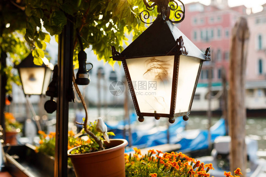 在意大利威尼斯大运河上咖啡图片