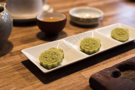 秋节餐桌上的绿色月饼图片