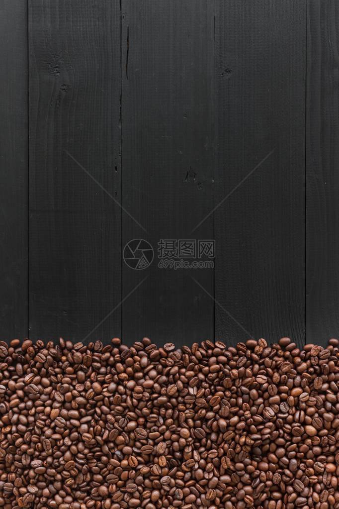 黑木本底的咖啡豆图片