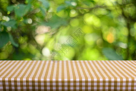空桌与彩色方格桌布图片