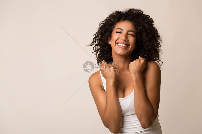 快乐的黑人女孩庆祝她的成功在的背景下图片