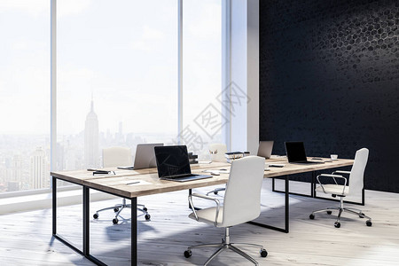 内部主管办公室内装有黑色蜂窝板墙壁木桌和笔记本电脑背景图片