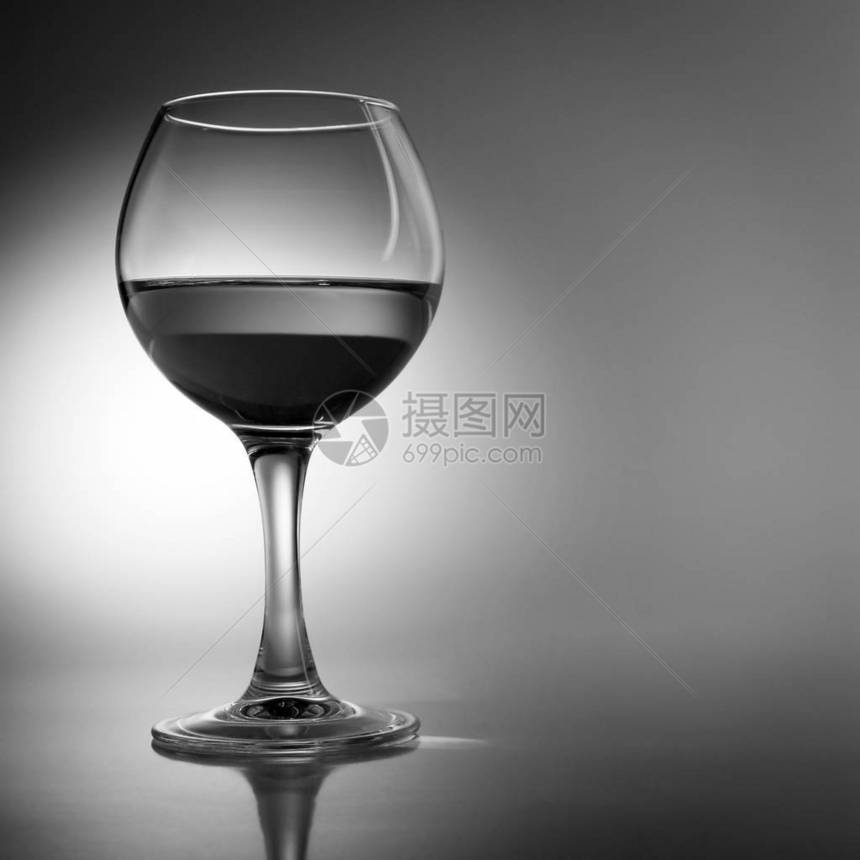 杯在黑白的红葡萄酒图片