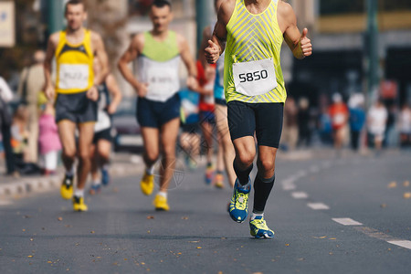 一群活跃的人在城里跑马拉松比赛健康的生活方式秋秋季城市马拉松跑图片