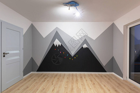 儿童卧室与山黑板油漆和新的层压地板图片