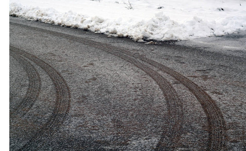 冷冻道路上的汽车轮胎指纹季节背景和图片