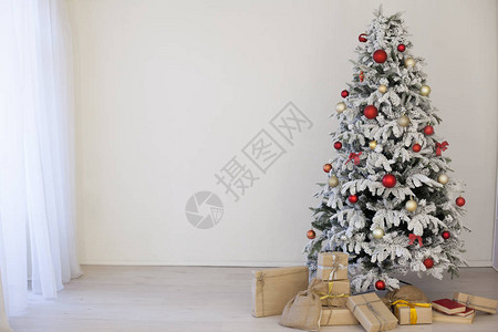 绿色圣诞树白色房间有圣诞礼图片