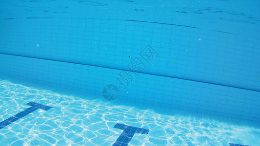 水下游泳池的视图图片