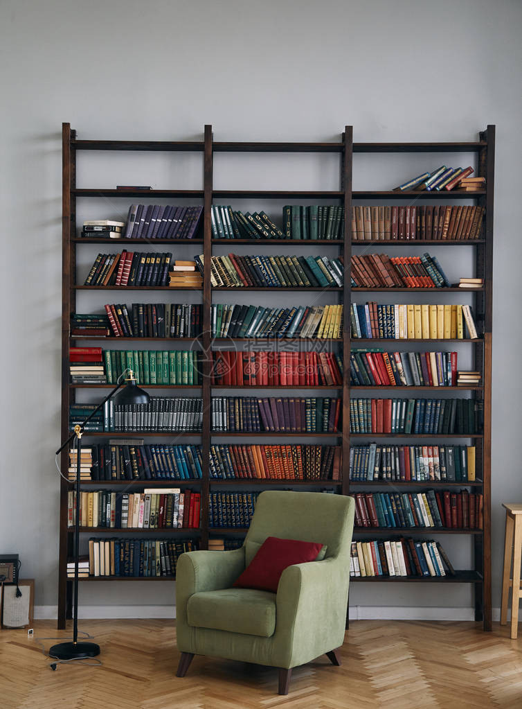 室内的绿色椅子书架上放着旧书旧木柜里的书客图片