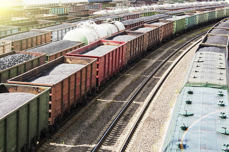 轻轨车装煤火车运煤许多不同的铁路车辆图片